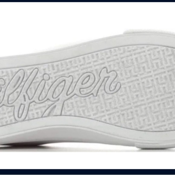 NWOB*** Women's Tommy Hilfiger Lamiss Sneaker, Size 6 - Picture 4 of 4